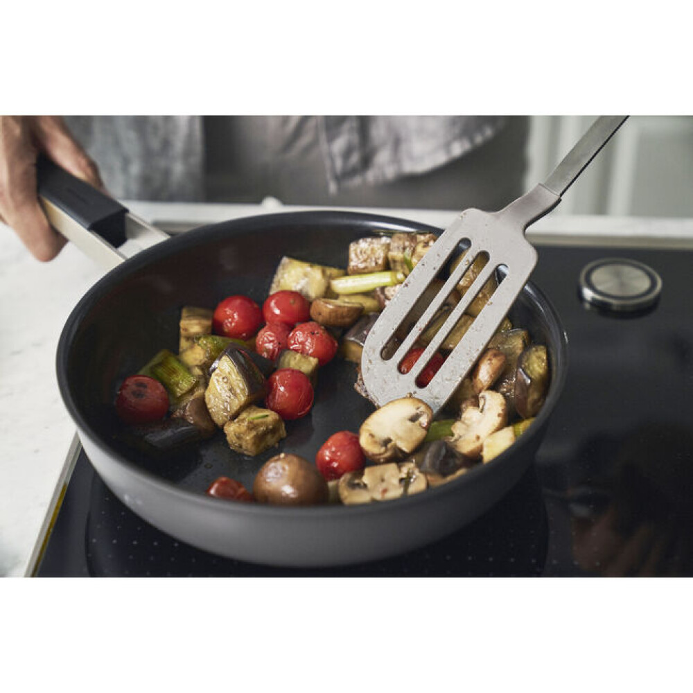 Tigan skuqjeje 20 cm, prej çeliku inox 18/10, me veshje qeramike anti-ngjitëse - Zwilling