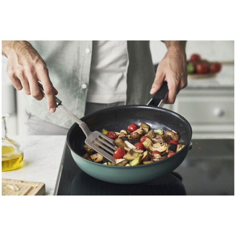 Tigan skuqjeje 24 cm, prej çeliku inox 18/10, me veshje qeramike anti-ngjitëse - Zwilling