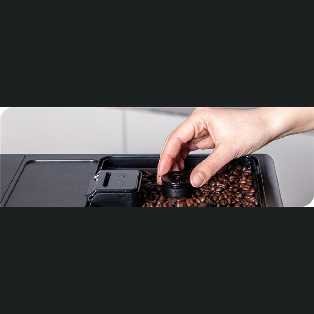 Makinë ekspres Zelmer ZCM8121 Maestro Barista, 20 bar, panel me prekje, filtër Claris, depozitë kafeje 300 g, depozitë uji 2 l, e zezë