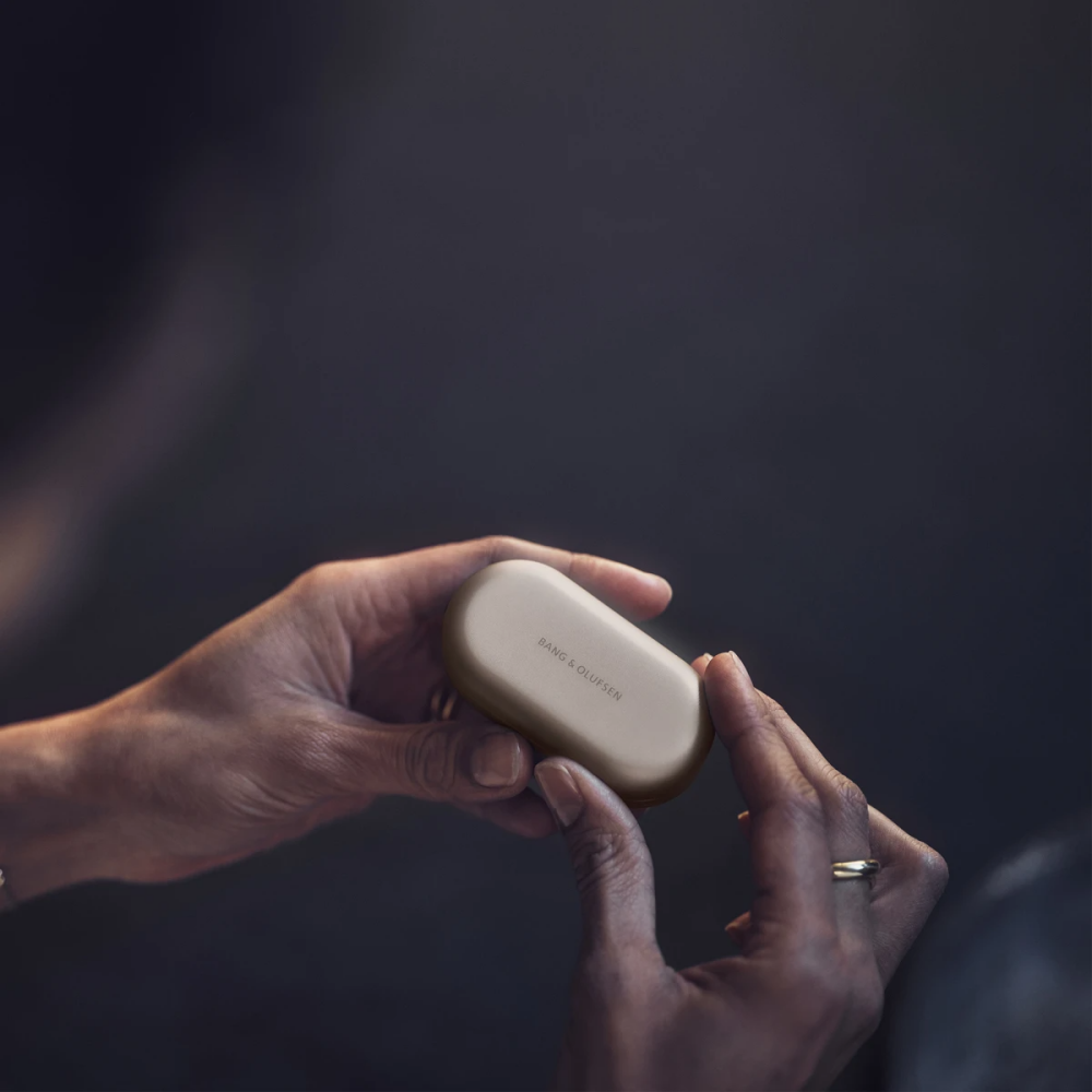 Kufje pa tel Bang & Olufsen Beoplay EQ në vesh, Anulim i Zhurmës Adaptive, Midnight Blue