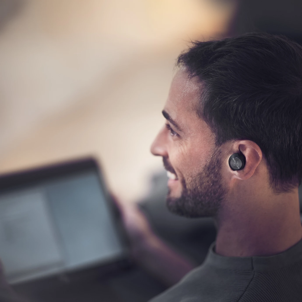 Kufje pa tel Bang & Olufsen Beoplay EQ në vesh, Anulim i Zhurmës Adaptive, Midnight Blue