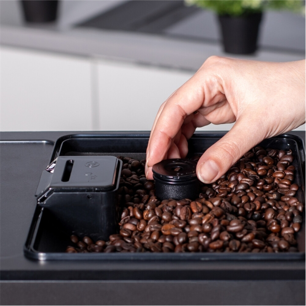Makinë ekspres Zelmer ZCM8121 Maestro Barista, 20 bar, panel me prekje, filtër Claris, depozitë kafeje 300 g, depozitë uji 2 l, e zezë