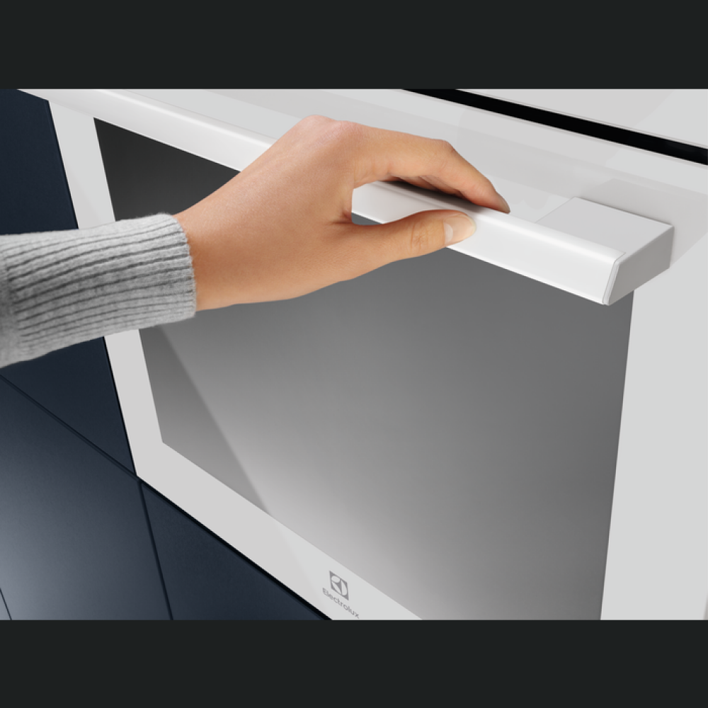 Furrë e integruar Electrolux EOE7C31V, SenseCook me vetëpastrim , A+, 72 litra, e bardhë