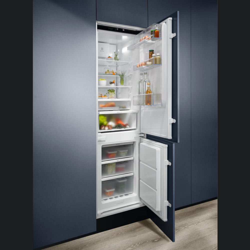 Frigorifer i integruar Electrolux LNG7ME18S, No Frost, klasi E, 248 litra, H 177 cm E bardhe