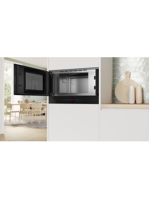 Furrë me mikrovalë të integruar Bosch BFL7221B1, E zezë, 21 l, 900 W