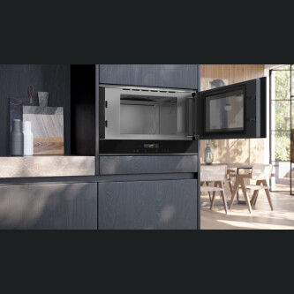 Furrë me mikrovalë të integruar Siemens BF922R1B1 e zezë,  inox, 21 l