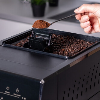 Makinë ekspres Zelmer ZCM8121 Maestro Barista, 20 bar, panel me prekje, filtër Claris, depozitë kafeje 300 g, depozitë uji 2 l, e zezë