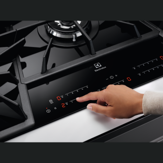 Pllakë me gaz Electrolux KGV7539IK, Zezë