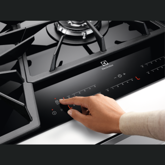 Pllakë me gaz Electrolux KGV7539IK, Zezë