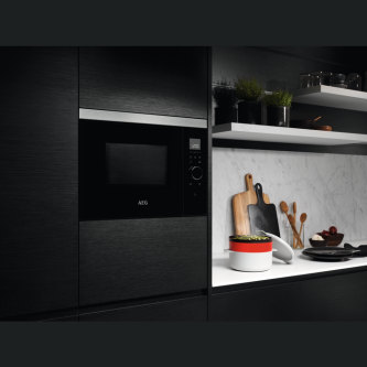 Furrë me mikrovalë të integruar AEG MBE2658DEM, 900 W