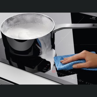 SHOWROOM EXPUS - Pllakë me gaz Electrolux KGG6456K, e zezë, 4 rrjetë, grilë gize